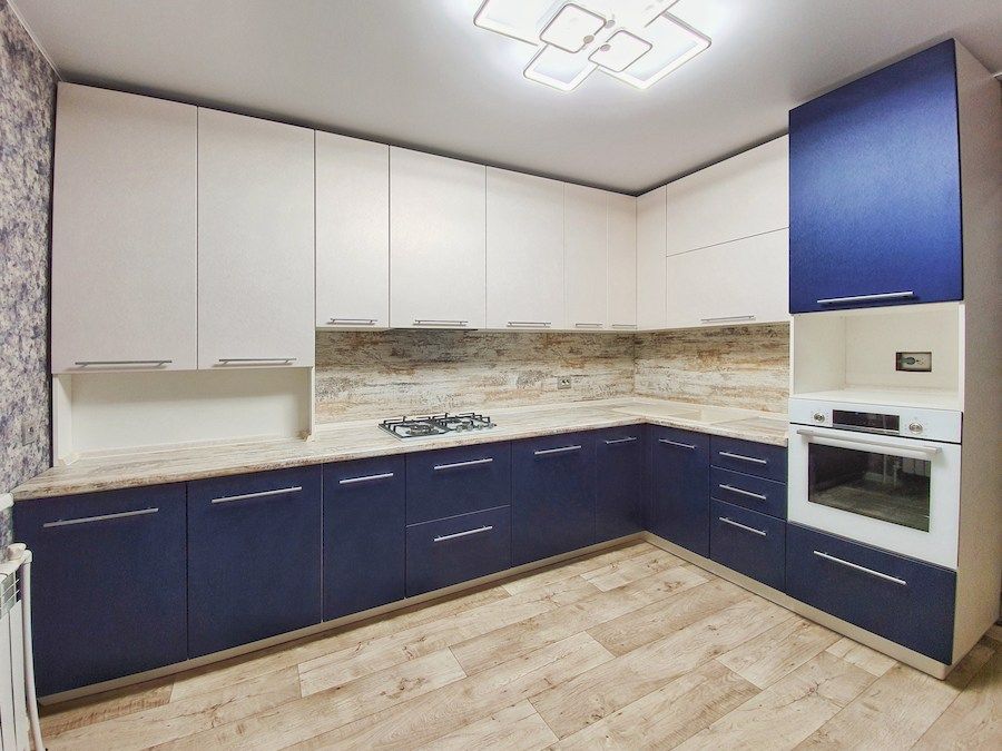Белый кухонный гарнитур-Кухня МДФ в ПВХ «Модель 555»-фото1